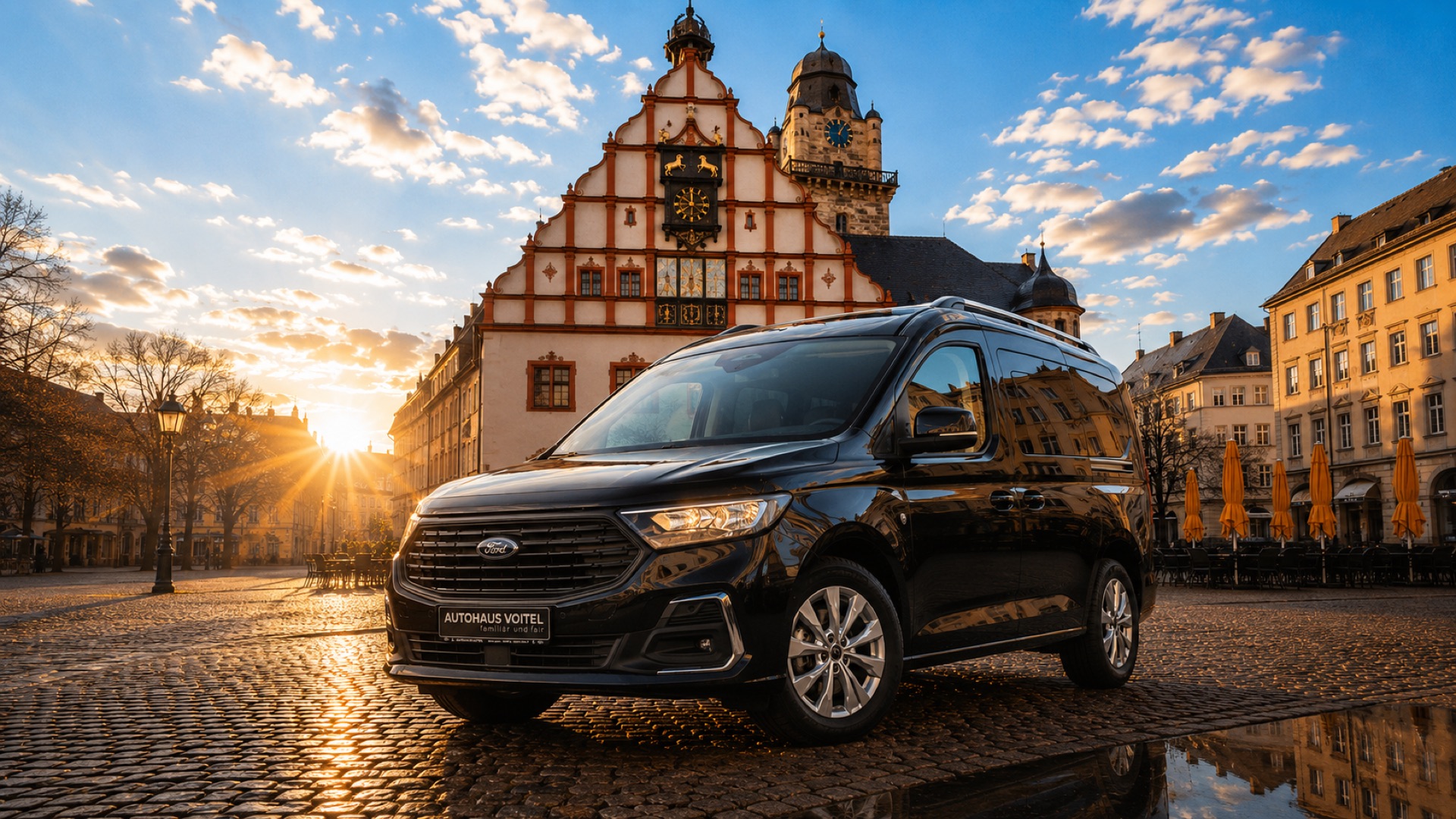 Finanzierung und Leasing bei Autohaus Voitel: schwarzer Ford Tourneo Connect vor dem Alten Rathaus in Plauen bei Sonnenuntergang