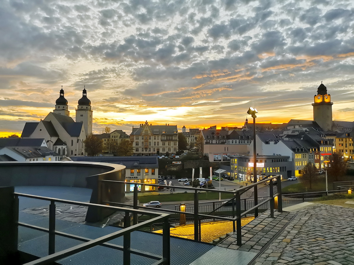 Blick über Plauen in der Abenddämmerung mit Kirchtürmen und Rathausturm – mehr über die Region Plauen erfahren