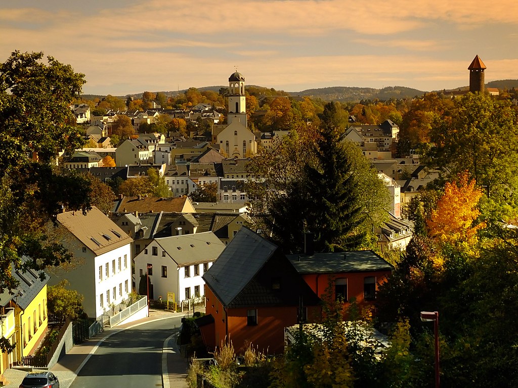 Herbstlicher Blick über eine Kleinstadt im Vogtland