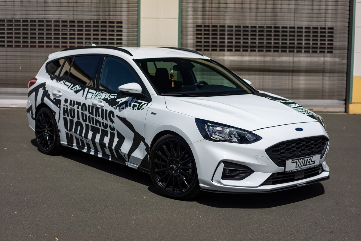 Zubehör und Umbauten bei Autohaus Voitel: Ford Focus Turnier mit individueller Voitel-Folierung und schwarzen Felgen