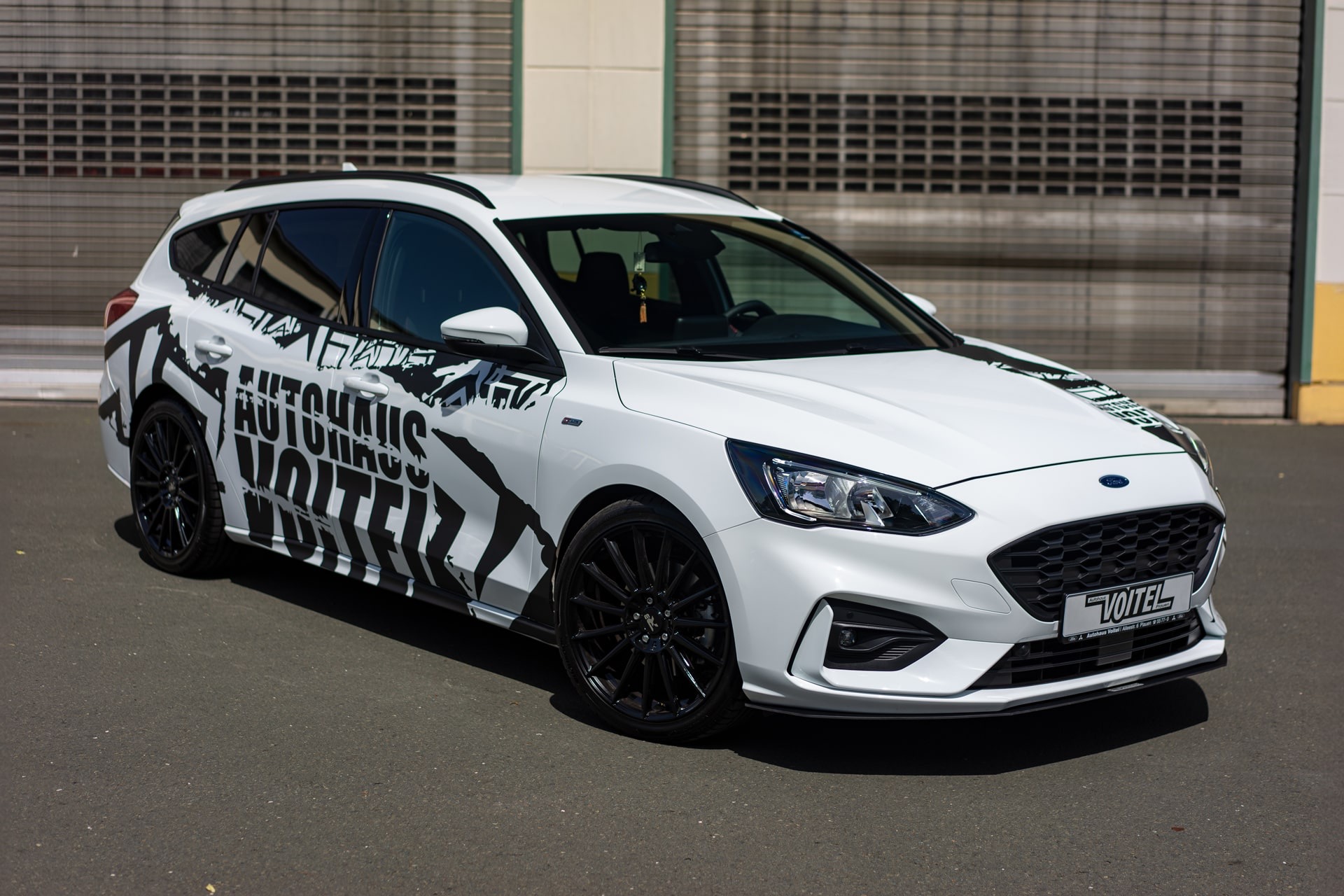 Zubehör und Umbauten bei Autohaus Voitel: Ford Focus Turnier mit individueller Voitel-Folierung und schwarzen Felgen